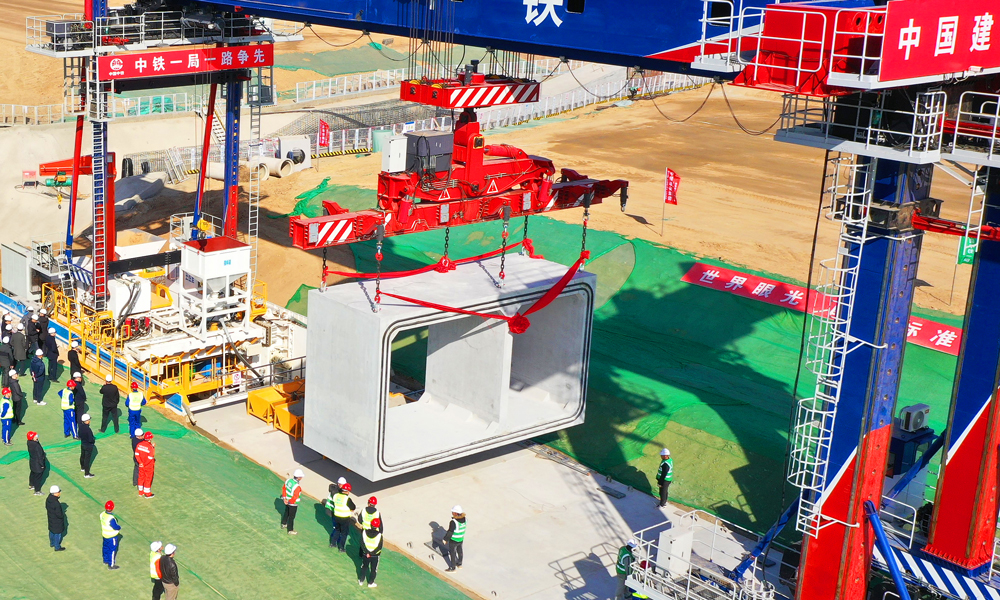 項目負責人介紹，使用綜合管廊U盾架管機與傳統開挖施工相比，可使項目工期縮短20%以上，并節省80%人工，同時具備綠色環保技術優勢，可減少75%碳排放、50%污染。