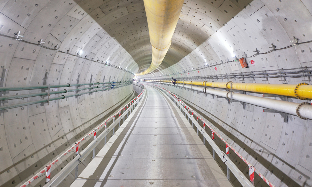 湘雅路過江通道工程是長沙市奮力實施“強省會”戰略、推動全省高質量發展的重要引擎。隧道通車后，將有效緩解北部城區銀盆嶺大橋和營盤路隧道過江壓力，構建“一江兩岸比翼齊飛、河東河西聯動協調”的“大交通”城市發展新格局，實現聯線成網、內外通暢的目標，助力長沙加速打造國家綜合交通樞紐中心。圖為隧道內部。