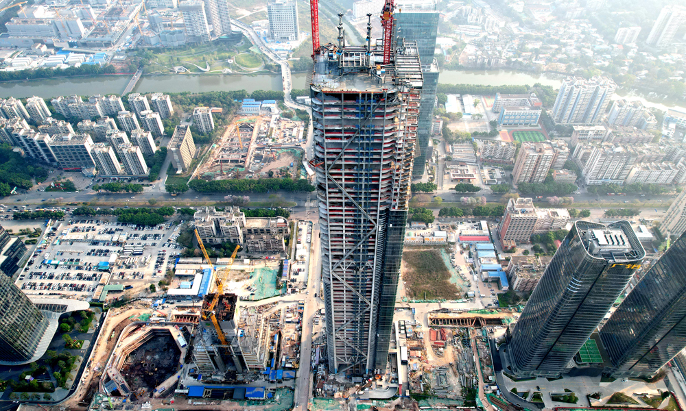近日，隨著最后一方混凝土澆筑完成，由中國建筑旗下中建八局承建的廣州廣商中心項目順利突破333.45米標高，實現主體結構封頂。
