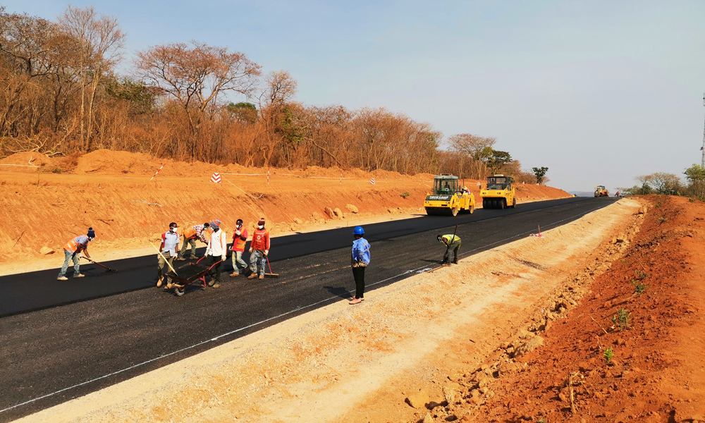 該項目沿線地形地貌復雜，途經群山、森林、沼澤及64公里保護區（無人區），環保要求等級高；沿線野生動物時有出沒，且蚊蟲多，瘧疾、傷寒患病率高；項目所在地無公用飲用水設施。中鐵七局海外建設者主動作為，通過聘用安保人員防備叢林野獸、打井取水并與村民共享等方式克服困難，精心組織施工，建成品質工程，受到當地各界稱贊。圖為坦桑尼亞108公里道路升級項目旱季瀝青砼施工現場。