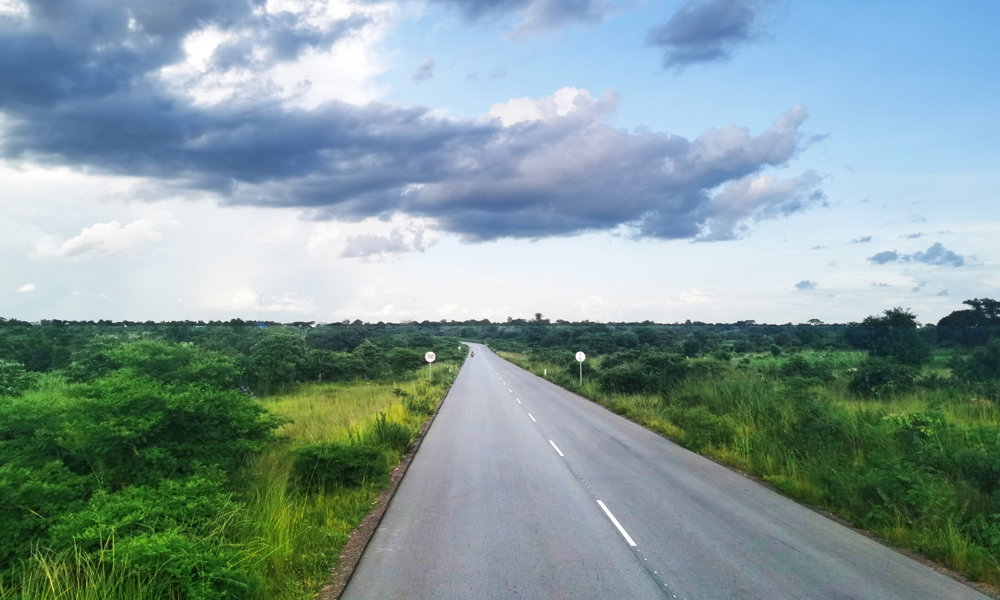 作為坦桑尼亞重要的國家級主干公路，項目開通運營后，不僅極大地便利了沿線民眾出行，還對卡塔維省的礦產資源和農業開發產生積極深遠影響，對當地的經濟發展提速具有舉足輕重的意義。據悉，中鐵七局在坦桑尼亞已累計建成道路里程近1300公里。圖為坦桑尼亞108公里道路升級項目。