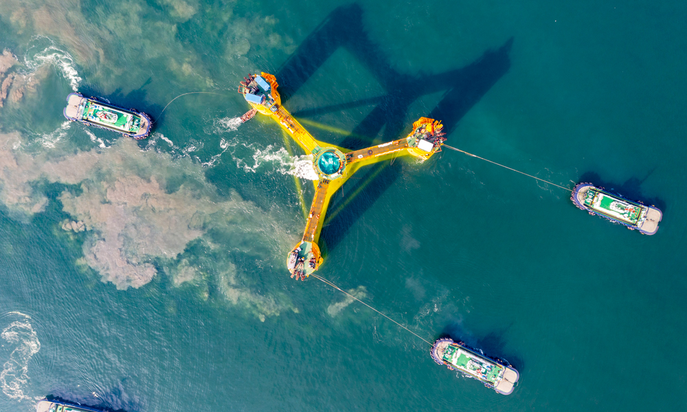 3月26日，我國首座深遠海浮式風電平臺“海油觀瀾號”在廣東珠海福陸碼頭啟航前往海南文昌海域。這標志著我國深遠海風電關鍵技術取得重大進展，海上油氣開發邁出進軍“綠電時代”的關鍵一步。