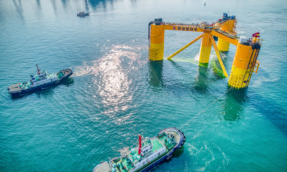“海油觀瀾號”是我國第一個工作海域距離海岸線100公里以上、水深超過100米的浮式風電平臺，它的建成投用將使我國海上風電的自主開發能力從不到50米提升至100米級水深以上水平，為我國風電開發從淺海走向深遠海奠定堅實基礎。