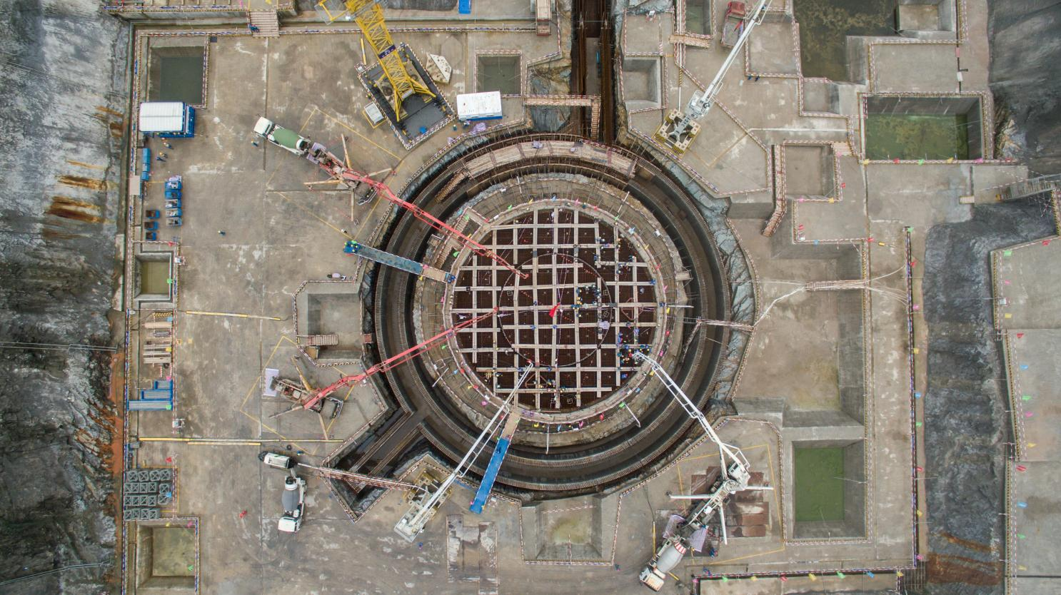 2015年12月24日，防城港核電站3號機組核島反應堆廠房筏基澆筑第一罐混凝土。