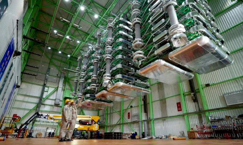 近年來，國家電網有限公司全力推進電網工程建設。據統計，今年自首項工程復工以來，國家電網僅用37天即完成2934項35千伏及以上電網基建工程復工，其中特高壓工程9項、抽水蓄能工程32項、常規工程2893項，創歷年復工最快紀錄。電網工程建設提速展現出國家電網積極服務構建新發展格局的責任擔當，也將不斷為推動經濟社會高質量發展注入新動能。圖為近日，國家電網上海電力員工完成±500千伏南橋換流站改造工程極1閥廳可控換相換流閥閥塔安裝工作。