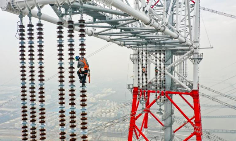 近日，國家電網江蘇電力員工在江蘇鳳城—梅里500千伏輸電線路工程長江大跨越現場的跨越塔上進行走線驗收作業。