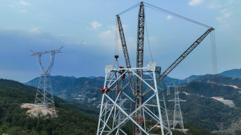 近日，國家電網福建電力員工在福州—廈門特高壓工程安溪段組立鐵塔。