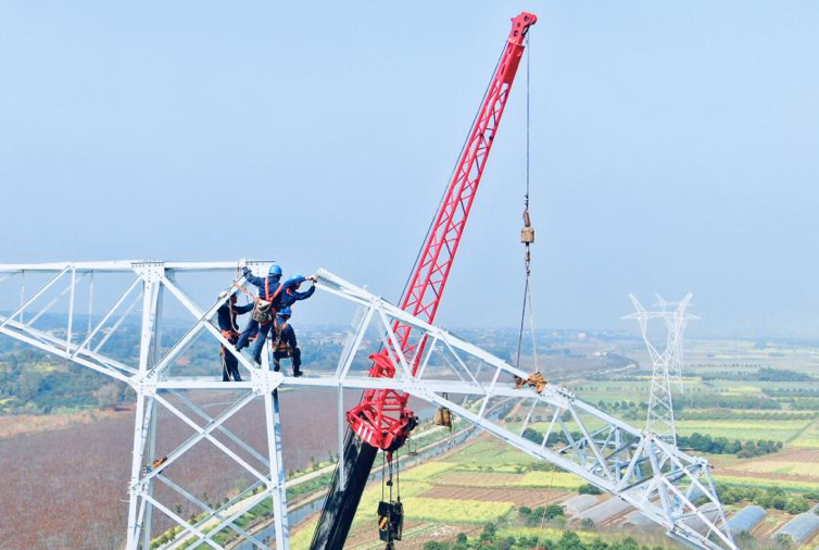 近日，國家電網湖南電力員工開展洞庭—益陽東500千伏線路工程組塔施工。