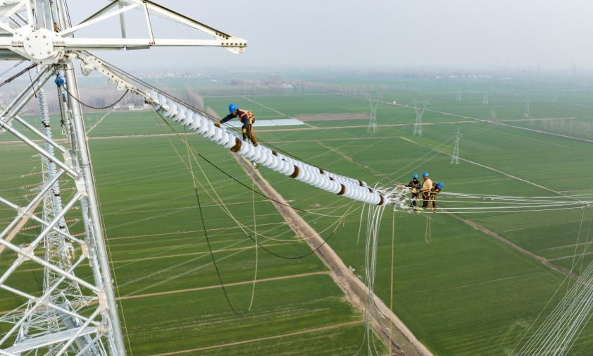 近日，國家電網河南電力員工在駐馬店—武漢1000千伏特高壓線路開展架線作業。