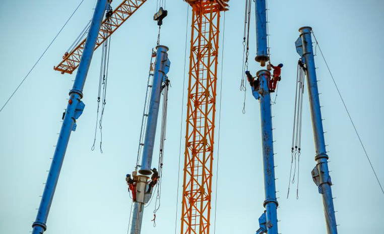 近日，國家電網江西電力員工開展武漢—南昌1000千伏特高壓工程組塔施工。