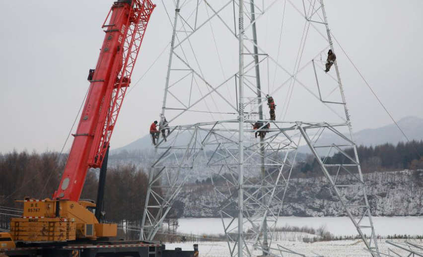 近日，國家電網吉林電力員工在沈白高鐵輸電線路遷改工程現場組立鐵塔。