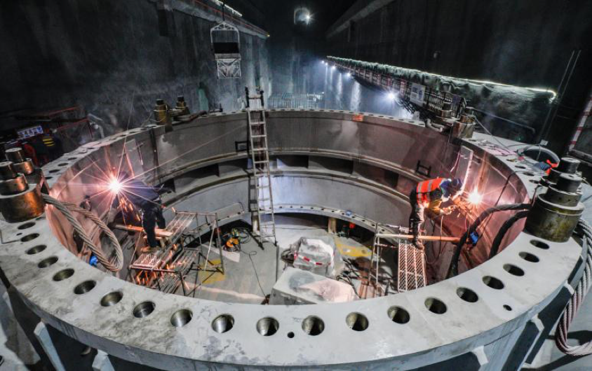 近日，國家電網新源浙江寧海抽水蓄能電站工程建設人員組裝焊接1號機組座環蝸殼。