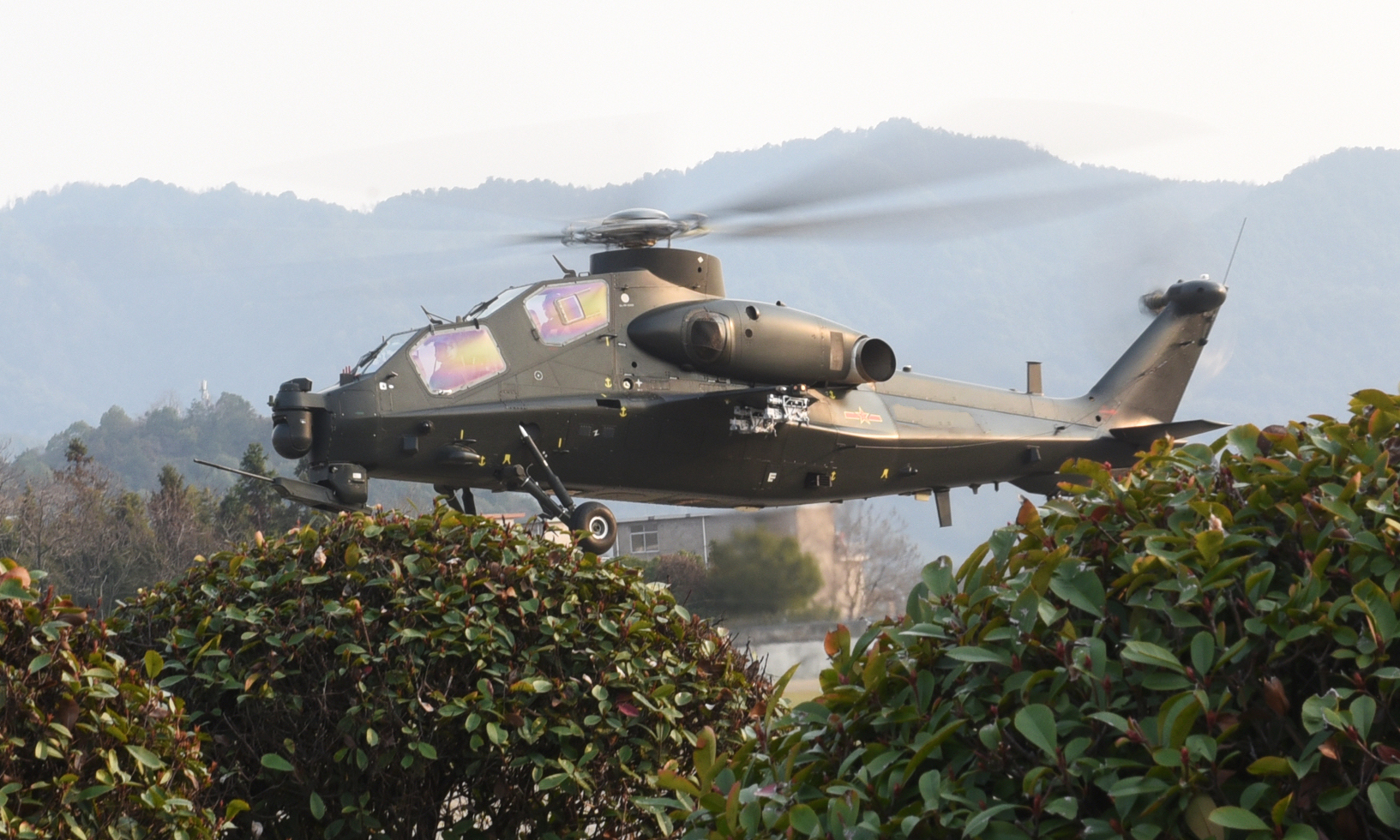 近日，呂蒙機場青山綠草掩映，直10正在進行緊張的試飛。白歐 攝