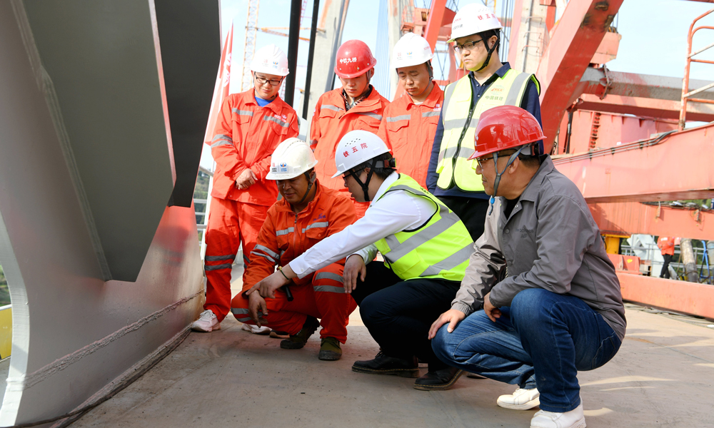 據了解，漢巴南高鐵全線控制性工程“兩橋兩隧”——光輝隧道、東華山隧道、恩陽河特大橋、嘉陵江特大橋至此均已“打通”，全線預計于2024年5月具備開通運營條件，建成后將打通困擾革命老區的交通瓶頸，對加速推動該地區融入成渝地區雙城經濟圈具有重要推動意義。圖為鐵五院設計人員配合施工單位進行合龍點位對接。