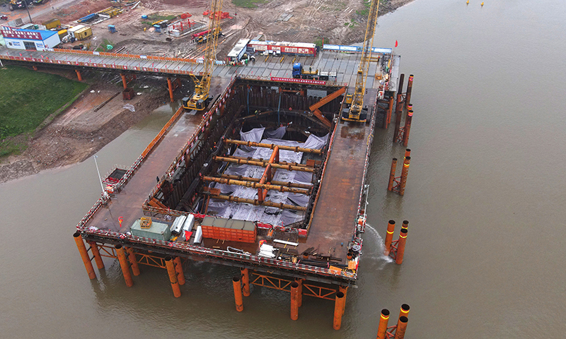 4月4日，昌九高鐵揚子洲贛江公鐵大橋首座主墩承臺澆筑順利完成。昌九高鐵連接江西省南昌市和九江市，揚子洲贛江公鐵大橋橫跨贛江，集高速鐵路、城市快速路、城市主干道三種交通方式于一體，是我國首座時速350公里多功能公鐵混層合建橋梁。圖為澆筑完成后的揚子洲贛江公鐵大橋主墩承臺。新華社記者 萬象 攝