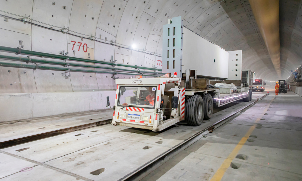 上海機場聯絡線從虹橋樞紐站出發，途經閔行、徐匯、浦東三區，最后到達上海東站。正線全長68.6公里，共設9個車站，設計時速160公里。圖為中隔墻運輸車在已經成型的隧道里進行運輸作業。
