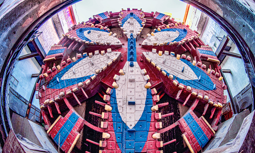 由中鐵十四局承建的2標盾構隧道為全線重點控制工程，隧道全長4939.8米，采用一臺14米級超大直徑盾構機掘進。該隧道是目前國內首條小間距、長距離并行運營高鐵的大直徑盾構隧道，全線并行滬杭高鐵，最小距離僅8.1米，施工中還需下穿市政公路、軌道交通、高速公路橋梁等重要構（建）筑物，攻克長距離小間距并行滬杭高鐵、近距離側穿G60高速公路橋樁、淺覆土下穿李莘聯絡線等施工難題，突破重重風險挑戰。圖為“新穿越號”盾構機準備始發。