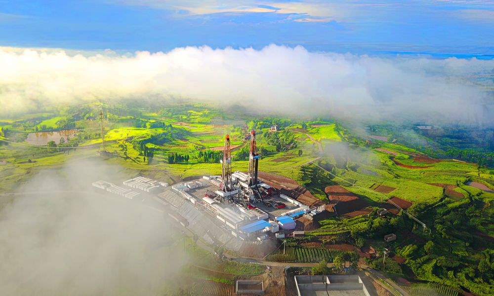 長城鉆探牢固樹立綠色發展理念、踐行綠色低碳戰略，將綠色生產清潔生產融入鉆井施工，推動川渝頁巖氣綠色勘探綠色開發。圖為4月7日拍攝的長寧—威遠國家級頁巖氣示范區，長城鉆探鉆井一公司威204H15平臺的鉆機與川渝大地融為一體，滿眼都是綠色。