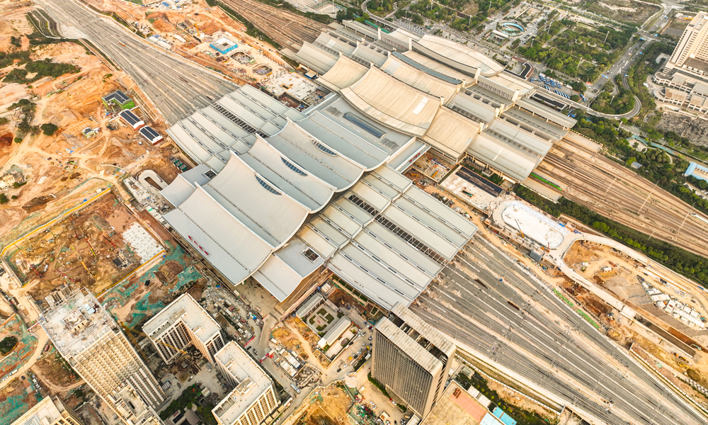 新建廈門北站是國內首條跨海高鐵——福廈高鐵全線施工難度最大的車站，站房建筑面積25萬平方米，建成后，廈門北站總體規模將達到13臺27線，年旅客發送量達5000萬人次，進一步促進福建沿海城市群快速發展。圖為該站房屋頂、墻身與臺基所采用的嘉庚風格建筑三段式造型。
