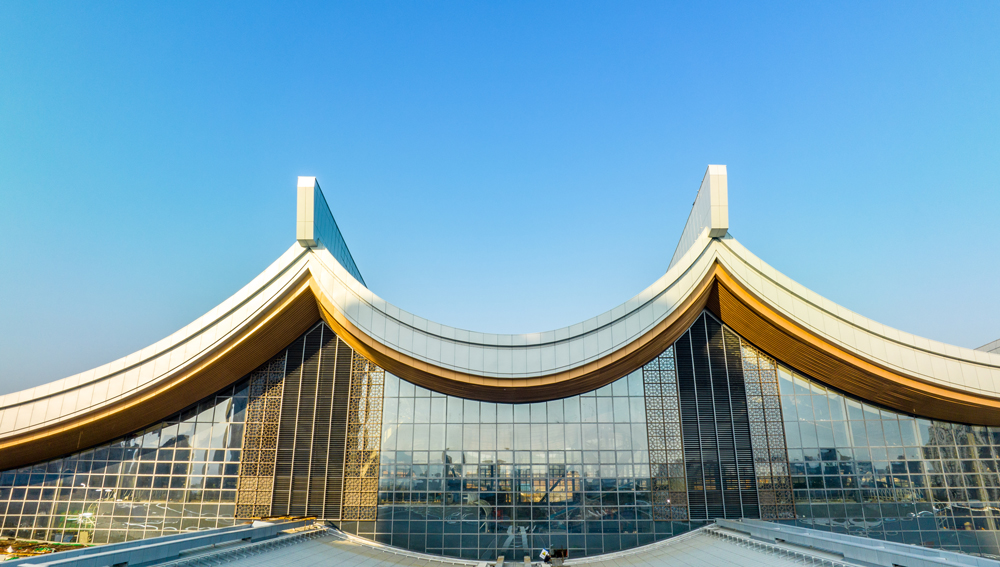 新建廈門北站延續了既有廈門北站閩南建筑聚落特點，屋面采用雙曲結構，南北向彎弧半徑達56米，創我國沿海城市鐵路交通工程建筑屋面彎弧之最；屋面最高點與最低點相差24米，創全線站房屋面高差最大記錄。項目團隊運用位于國內先進行列的微電子傳感技術“鋼結構健康檢測系統”，對鋼結構施工全過程的應力、變形實時監測，精準控制安裝精度。圖為該站房所采用的波浪式屋面。