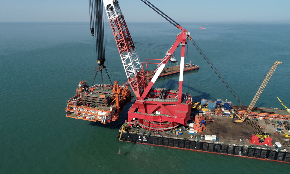 面對核心設備工藝開發挑戰大等諸多挑戰，項目團隊進行聯合技術攻關，首次開展超臨界高凝析性天然氣多級壓縮工藝設計，自主完成核心設備設計、成撬、調試各階段工作，多項突破填補國內海上氣田開發技術空白，為后續國內海上氣田高壓循環注氣開發奠定了堅實基礎。