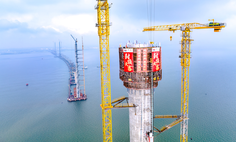 黃茅海大橋全長2200米，為世界上跨徑最大的三塔公路斜拉橋。此次封頂的中塔高約263.78米，相當于80多層樓高，是五座主塔中高度最高、截面形變最劇烈、直徑最大、施工工藝最為繁雜的一座主塔。