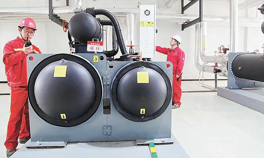 2023年4月22日是第54個世界地球日。近年來，從油氣勘探到開發建設，中國石油將低碳基因植入每個環節，穩步向油氣熱電氫綜合性能源公司轉型。百萬石油人把環保實踐融入日常，為促進人與自然和諧共生不斷貢獻石油力量。2022年，中國石油國內天然氣年銷售量首次突破2000億立方米，相當于替代2.75億噸標準煤、減排二氧化碳2.68億噸。圖為冀東油田高尚堡聯合站采用地熱泵供熱技術，減少了溫室氣體排放，提高了余熱利用率。