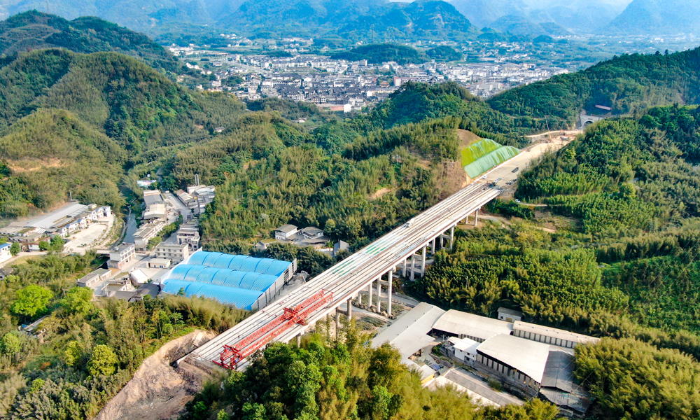 近日，隨著大沙壩大橋最后一片T梁成功架設，中鐵北京局承建的四川宜賓至云南威信高速公路2標項目主線橋梁雙幅架設全部完成。目前，宜威高速公路2標項目施工建設已完成超過90%。項目建成后，川南地區將新增一條出川高速公路通道，并與已建成的宜彝高速、宜敘高速、內宜高速、樂宜高速、納黔高速、宜渝高速、宜畢高速等連接成網。