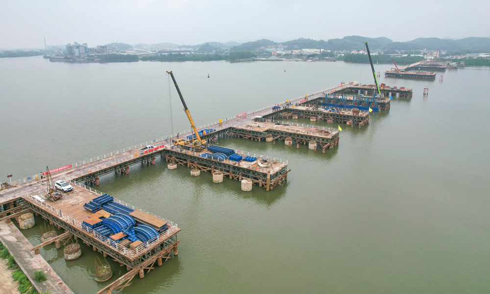 潭江特大橋為國道G240廣東新會段改擴建項目的控制性工程，通車后兩岸通行時間將從半小時縮短為十分鐘。目前該橋的鋼棧橋已經建成，主橋水中樁基基本完成。國道G240起點位于河北保定，終點在廣東臺山，連接華北和粵港澳大灣區珠江西岸城市江門。圖為施工現場。