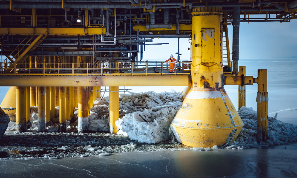 中國海油工作人員巡檢錦州9-3油田。