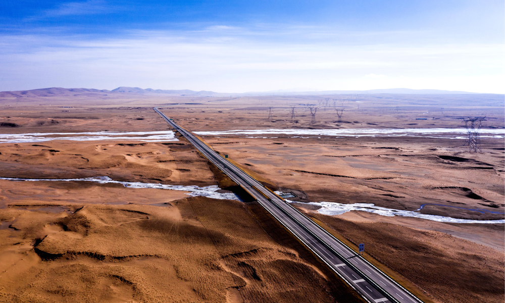 西察高速公路是國家高速公路網G6聯絡線G0612西寧至和田公路以及“八縱八橫”之一——天津至喀什公路的重要組成部分，線路全長224公里,采用雙向四車道一級公路建設標準，設計時速100公里。西察高速公路分西海至天峻南、天峻南至察汗諾北兩段建設，其中西海至天峻南段已于2023年6月10日開通運營。