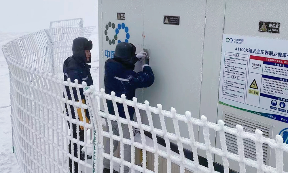 受大雪影響，中國節能所屬風電西中區域公司定邊膠泥梁風電場樊學變線路跳閘，維修人員第一時間趕到現場進行箱變倒閘，保障供電。