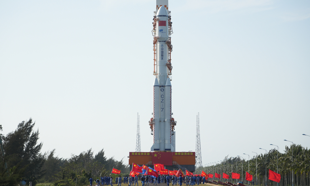 據中國載人航天工程辦公室消息，1月15日，由中國航天科技集團有限公司研制的天舟七號貨運飛船與長征七號遙八運載火箭組合體垂直轉運至發射區。