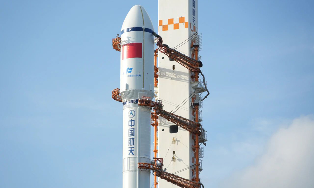 天舟七號貨運飛船與長征七號遙八運載火箭組合體蓄勢待發。