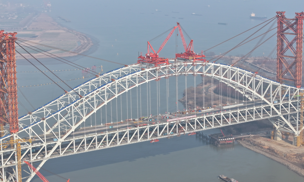 近日，中國中鐵承建的一批重點橋梁工程不斷掀起建設熱潮，實現了2024年良好開局。圖為1月12日，中國中鐵旗下中鐵大橋局承建的常泰長江大橋錄安洲專用航道橋合龍。常泰長江大橋是世界首座集高速公路、城際鐵路和普通公路為一體的過江通道，連接江蘇常州與泰州兩市。該橋于2019年10月全面開工建設，計劃2025年上半年建成。