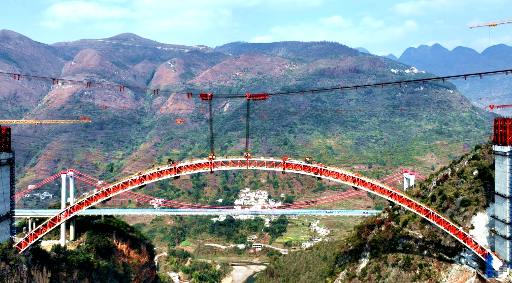 1月11日，中國中鐵旗下中鐵工業參建的貴州納（雍）晴（隆）高速公路烏蒙山特大橋右幅最后一個節段吊裝就位，標志著世界首座鋼桁混凝土組合拱橋——烏蒙山特大橋右幅成功合龍。據悉，納晴高速公路建成通車后，將形成攀西經六盤水的出海通道和六盤水至東盟經濟區約600公里的南下快速通道，對于完善貴州省公路干線骨架路網結構、改善貴州省交通運輸格局、促進西南地區旅游業發展等具有重要意義。