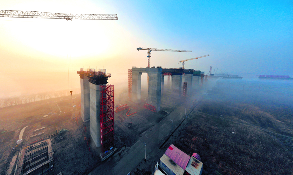 1月10日，中鐵大橋局參建的滬渝蓉鐵路崇啟公鐵長江大橋北引橋主塔3號墩、4號墩封底排水大節點圓滿完成，作業人員正在加緊進行清淤、護筒切割、樁頭鑿除等作業。該橋采用2線高鐵+2線城際+6車道公路布置，主跨為400米雙塔雙索面鋼桁結合梁斜拉橋，是在建世界最大跨度雙塔雙索面公鐵兩用無砟軌道斜拉橋。