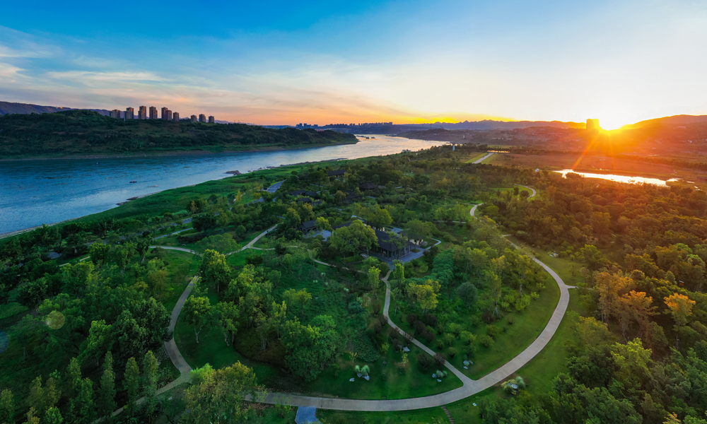 作為長江上游的生態屏障，廣陽島生態修復項目二期在一期生態修復示范的基礎上，重點開展“全島保護修復+一期優化提升”，即山地區生態修復、全島護山戴勝湖大壩新修和一期優化提升等。建設范圍包括坡岸區、平壩區和山地區，生態修復實施規模約9.67平方公里。