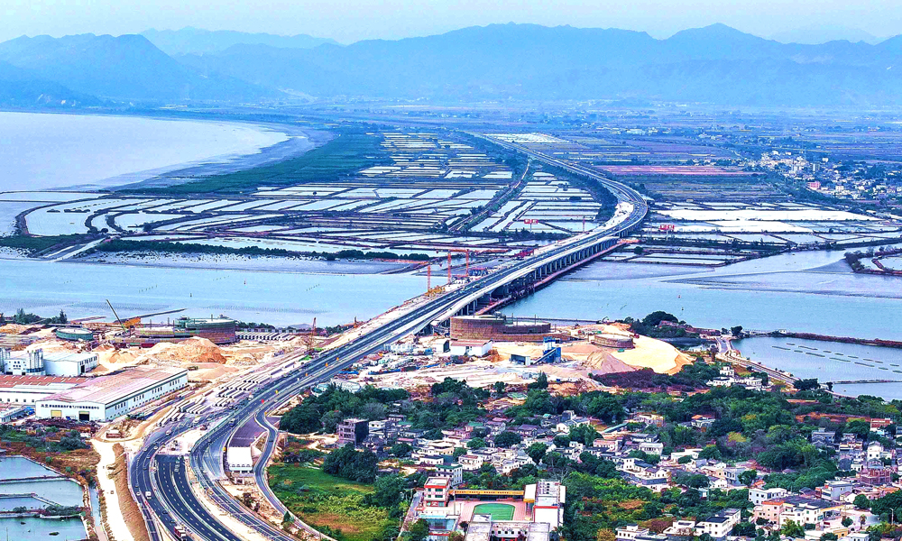 據悉，深汕西高速改擴建項目建成通車后，將有效提升國家公路大通道的通行能力和服務水平，推動深汕特別合作區及粵港澳大灣區的經濟發展和產業升級，助力深圳建設中國特色社會主義先行示范區、構建廣東省“一核一帶一區”區域發展新格局。