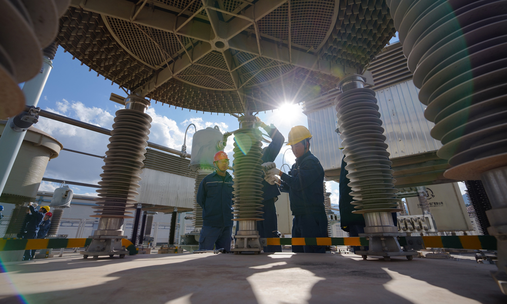 據了解，南方電網超高壓公司大理局針對本次檢修，組織近300人對全站設備及輸電線路開展共計104項任務的系統檢修與維護，檢修結束后，將有效提升設備健康水平，保障西電東送“大動脈”安全穩定運行。圖為南方電網超高壓公司大理局檢修人員在500千伏第一大組交流濾波器場開展相關設備斷復引工作。