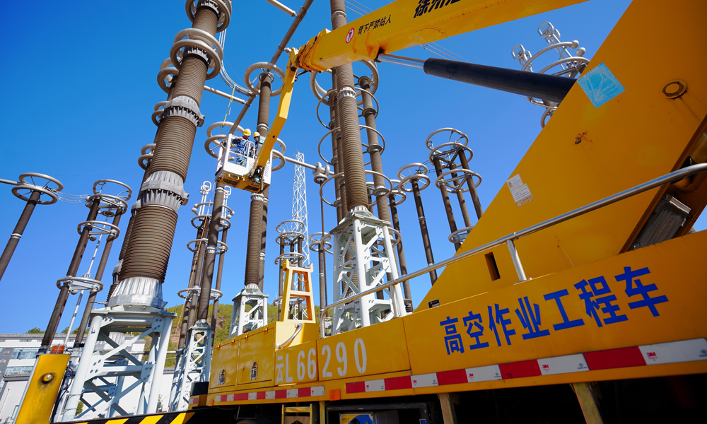 南方電網超高壓公司大理局運維人員在極1直流線路F5避雷器靠出線側裝設500千伏接地線。