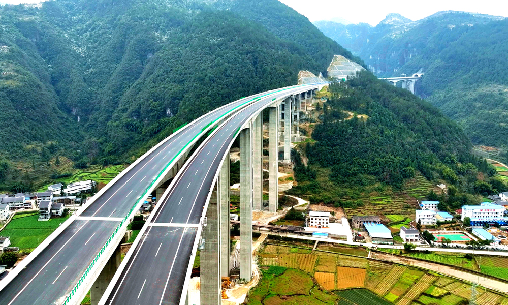 春節前夕，中國中鐵所屬各單位參建的一批公路工程相繼通車運營，以實際行動助力春運。2月2日，中鐵二局參建的桐梓至新蒲高速公路正式通車運營。該公路起于遵義市桐梓縣婁山關街道，與金仁桐高速公路順接，止于新蒲新區永樂鎮，全長72.834公里，設計時速100公里，全線橋隧比為62.97%。中鐵二局承建的三標段位于遵義市綏陽縣境內，全長23.9公里。圖為桐梓至新蒲高速公路黃魚江大橋。