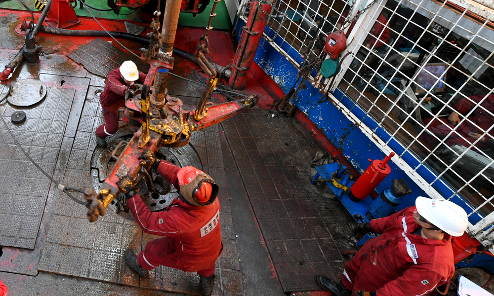 為抓實安全生產各環節，為中國海油高質量發展保駕護航，探井項目組通過多專業融合，從鉆前精細地質認識、工程方案優化、隨鉆精準監測、精細壓控各個環節開展多輪次論證和準備，保證勘探開發作業的安全高效開展。圖為工作人員在拆卸大鉗。
