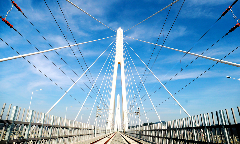 據悉，珠海西江公鐵大橋通車運營后，從金灣到橫琴15分鐘內可達，從珠海機場到拱北僅需25分鐘，將大大縮短主城區和西部城區的交通時間，對于促進粵港澳大灣區交通基礎設施協同發展、珠澳城市間融合發展，將珠海打造成粵港澳經濟合作重要平臺具有重要意義。