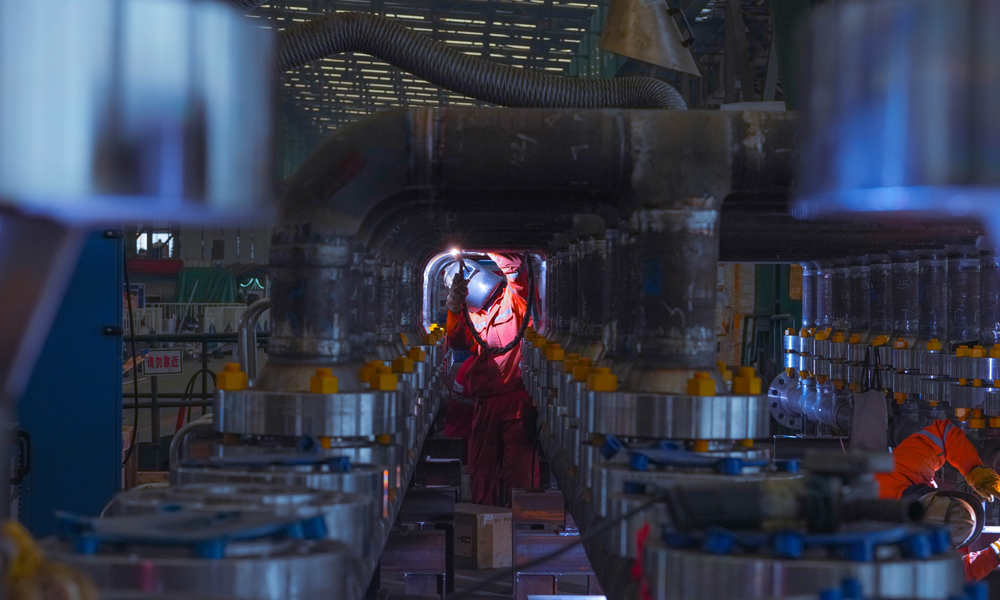 海油工程特種設備分公司臨港場地，施工人員奮戰在生產一線，進行管線預制工作。 李振國 攝