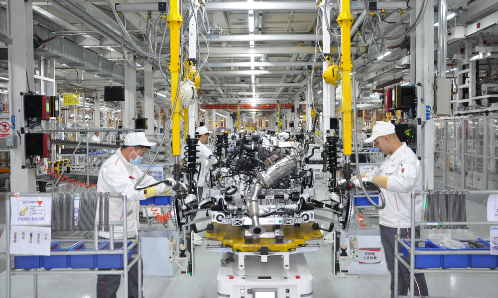 工作人員在吉林省長春市紅旗制造中心蔚山廠區總裝車間進行轉向機緊固工作。