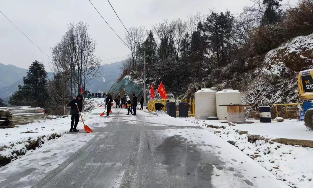 連日來，大別山東麓安徽桐城市持續降雪，為切實做好雨雪天氣安全防范應對工作，中國安能三局重慶公司桐城項目部積極投入到廠內道路掃雪除冰、道路清障等工作，做好各作業面冬季施工隱患排查治理，為安全施工生產保駕護航。