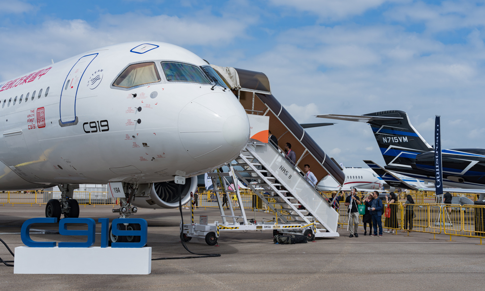 據悉，2月20至25日，中國東航全球首架C919在新加坡，與來自中國商飛公司等各方的C919和ARJ21“組團”參展，實現國產C919首度飛向海外、國產民機海外航展首秀。