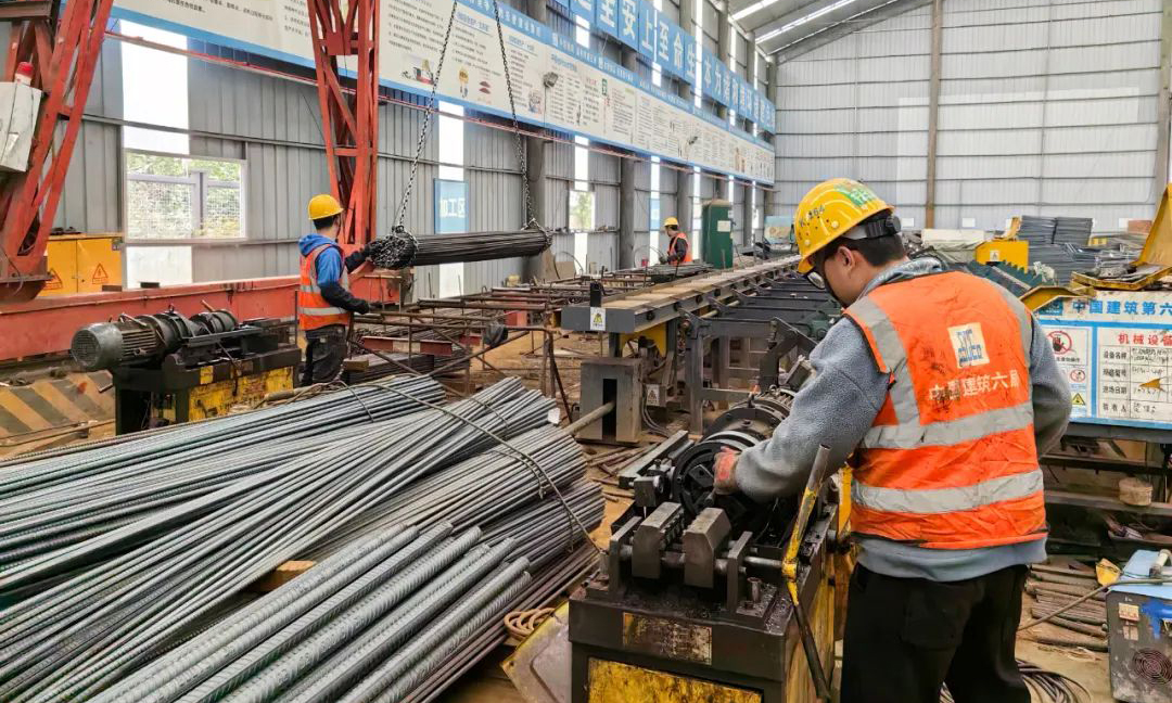 市地產集團城發公司渝武高速公路改擴建工程2標段工人軋制鋼筋。郭志如 攝