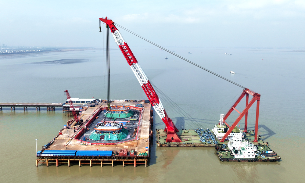 近日，隨著重達718噸的鋼塔節段精準落位，中國中鐵旗下中鐵工業參建的世界最大跨度、最高索塔懸索橋——張靖皋長江大橋主塔首節段成功吊裝。